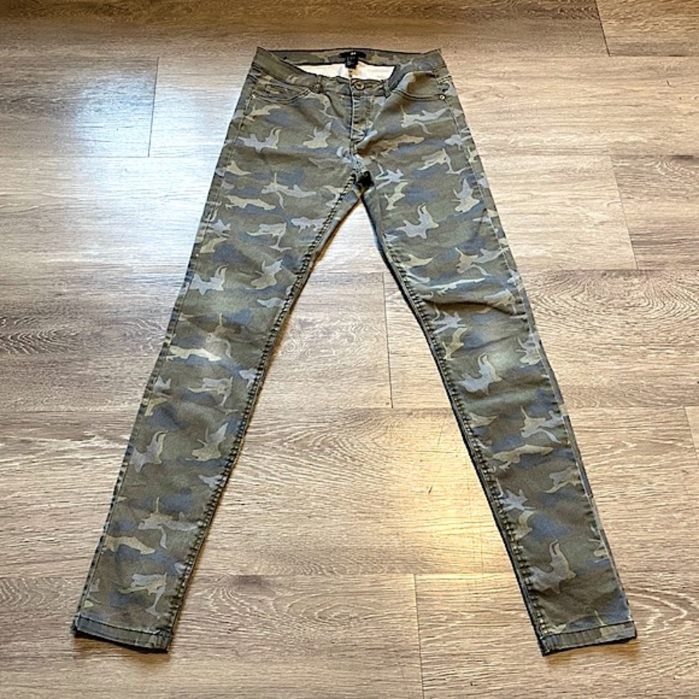 H&M • Camo Skinny Denim Jeans • Size 4 (14” x 30”) • Mid-Rise